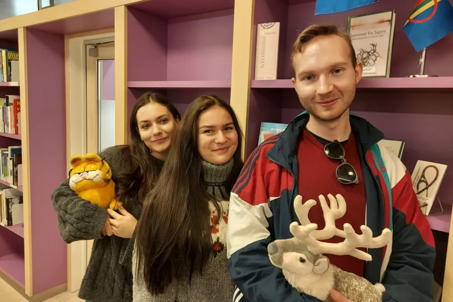 En gruppe mennesker som poserer for et bilde