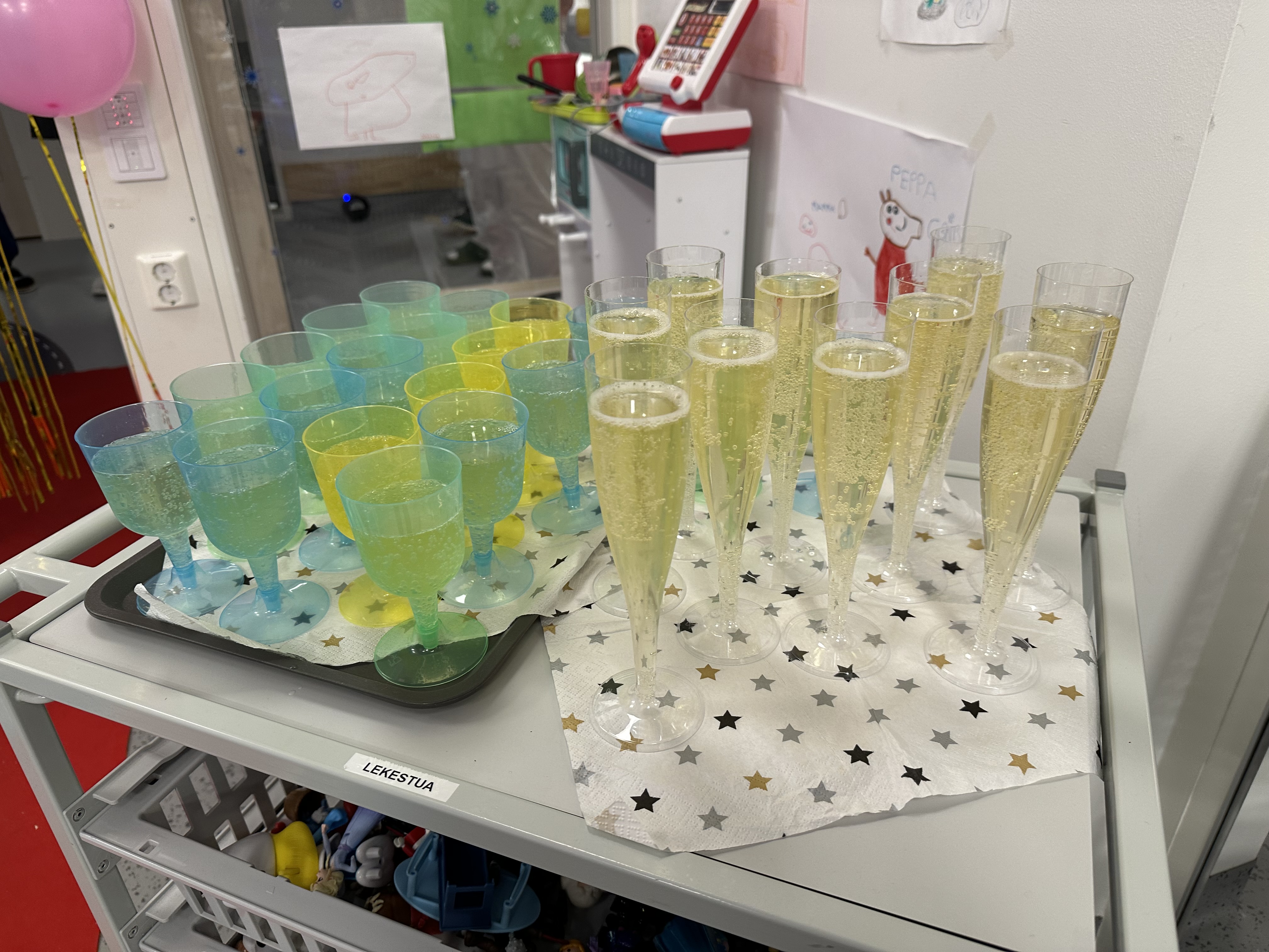 En rad med glass på en hylle