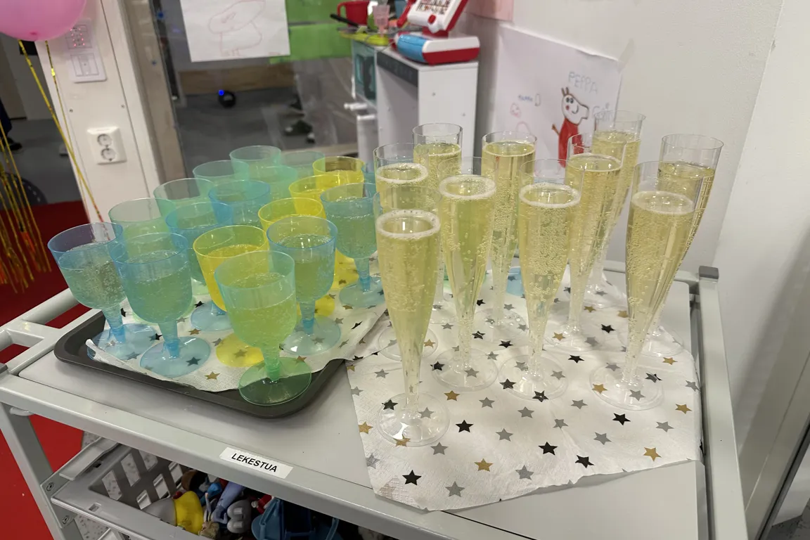 En rad med glass på en hylle