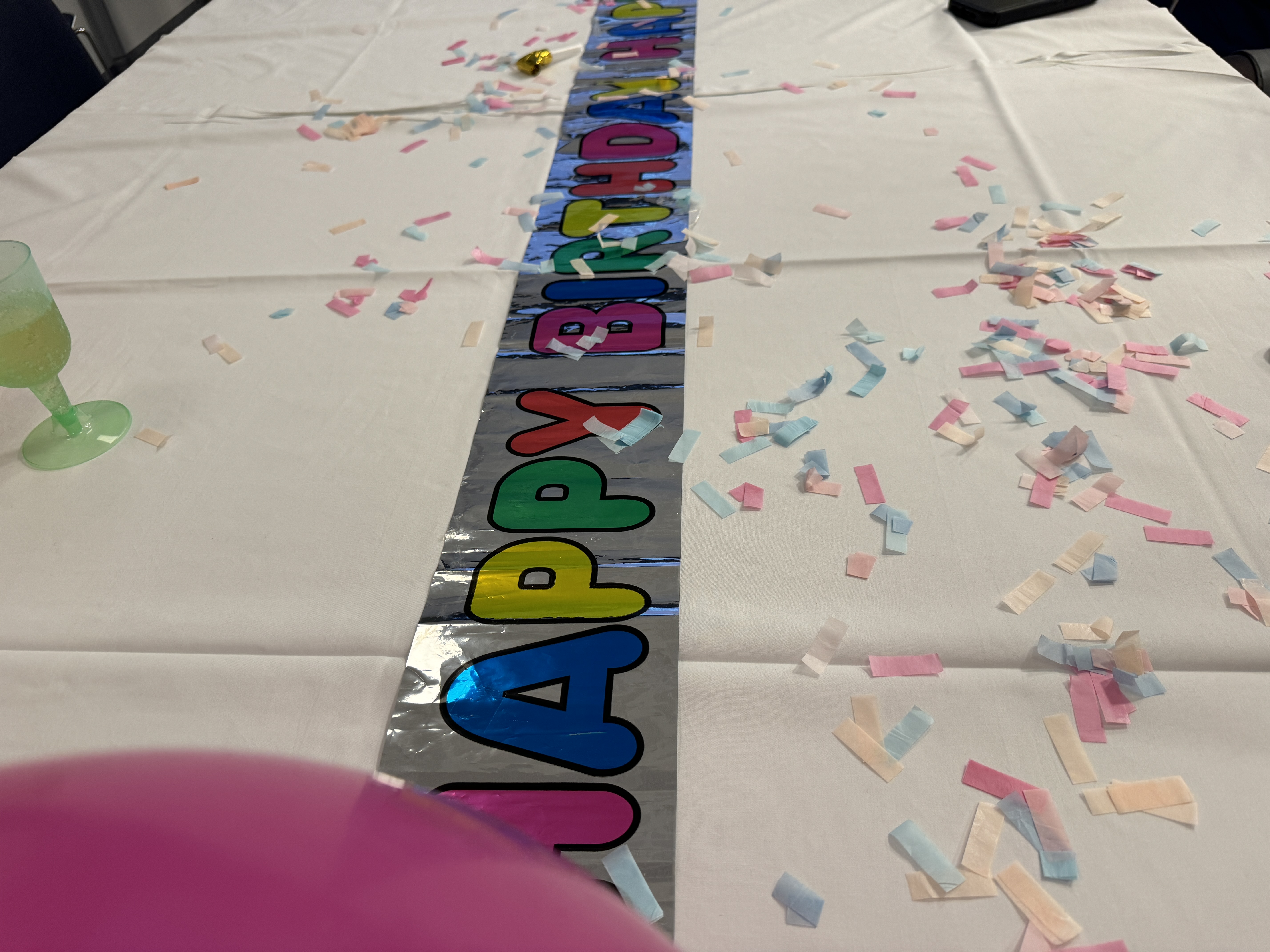 Saks og papir på et bord