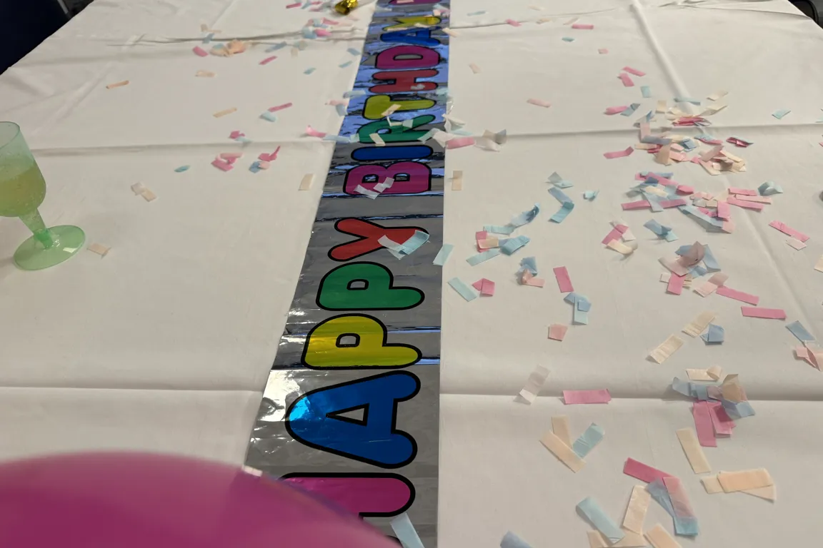 Saks og papir på et bord