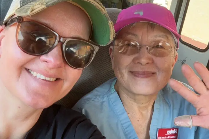 En mann og kvinne som tar en selfie