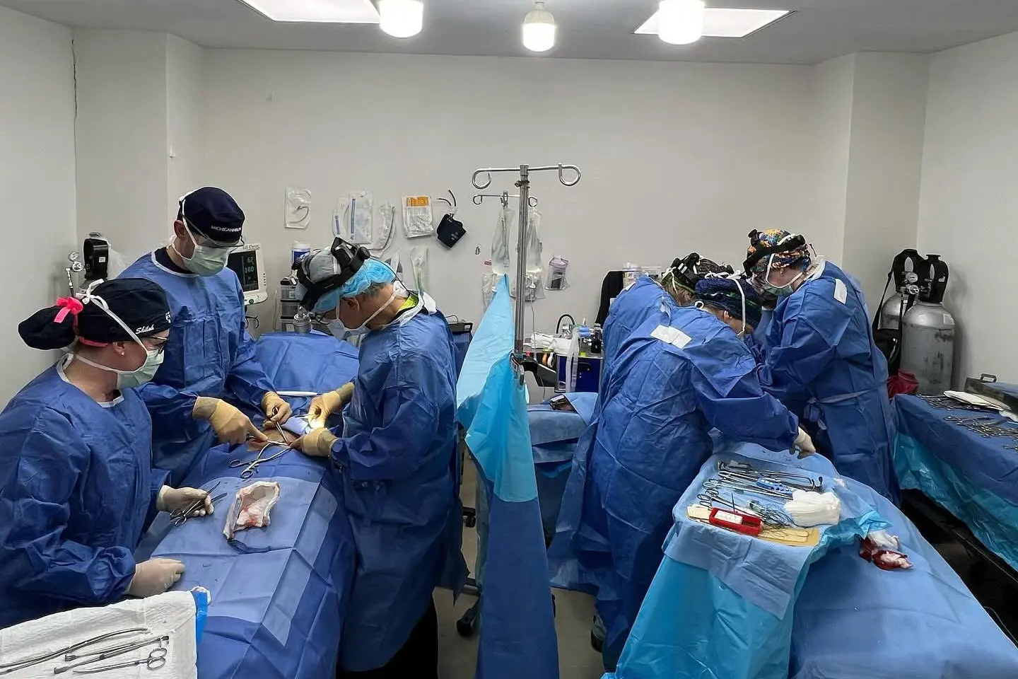 En gruppe kirurger som utfører kirurgi