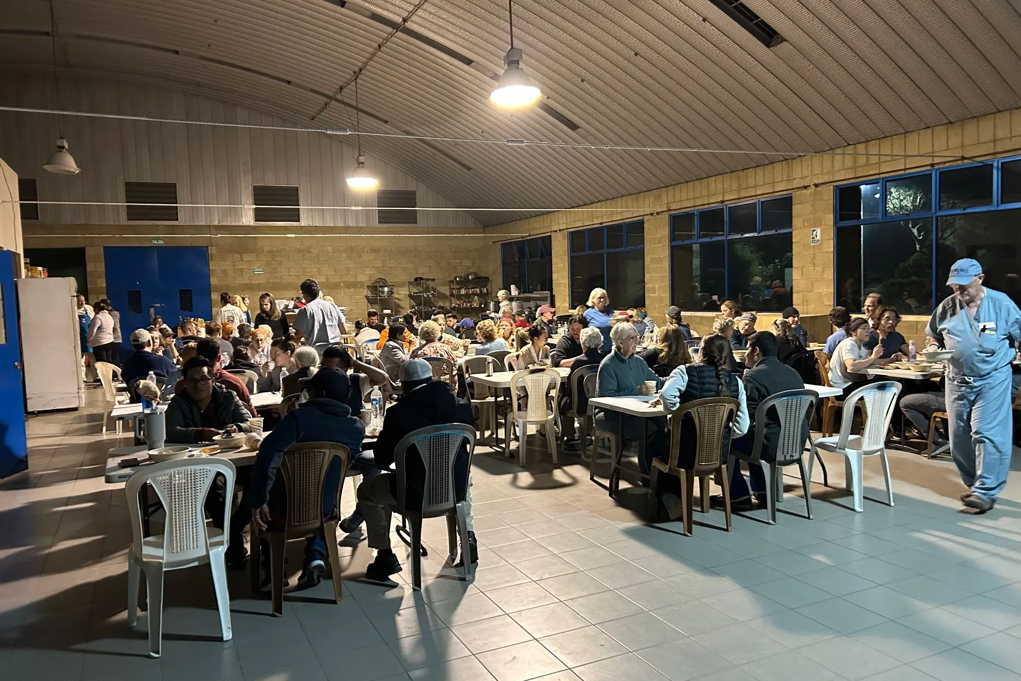 En gruppe mennesker som sitter ved bord