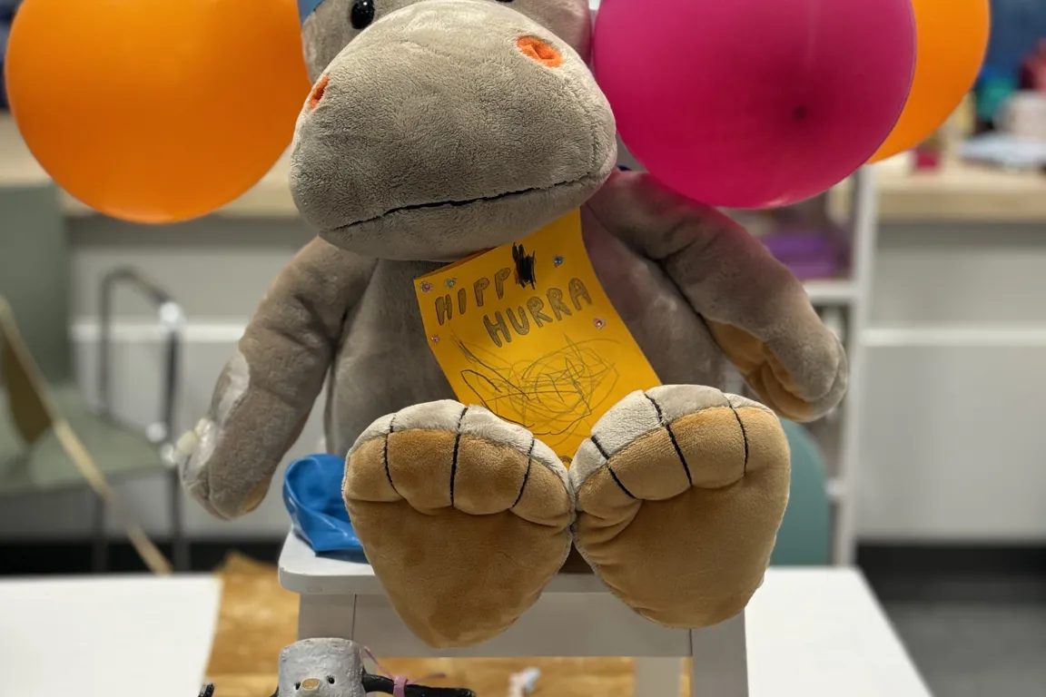 Et kosedyr med ballonger