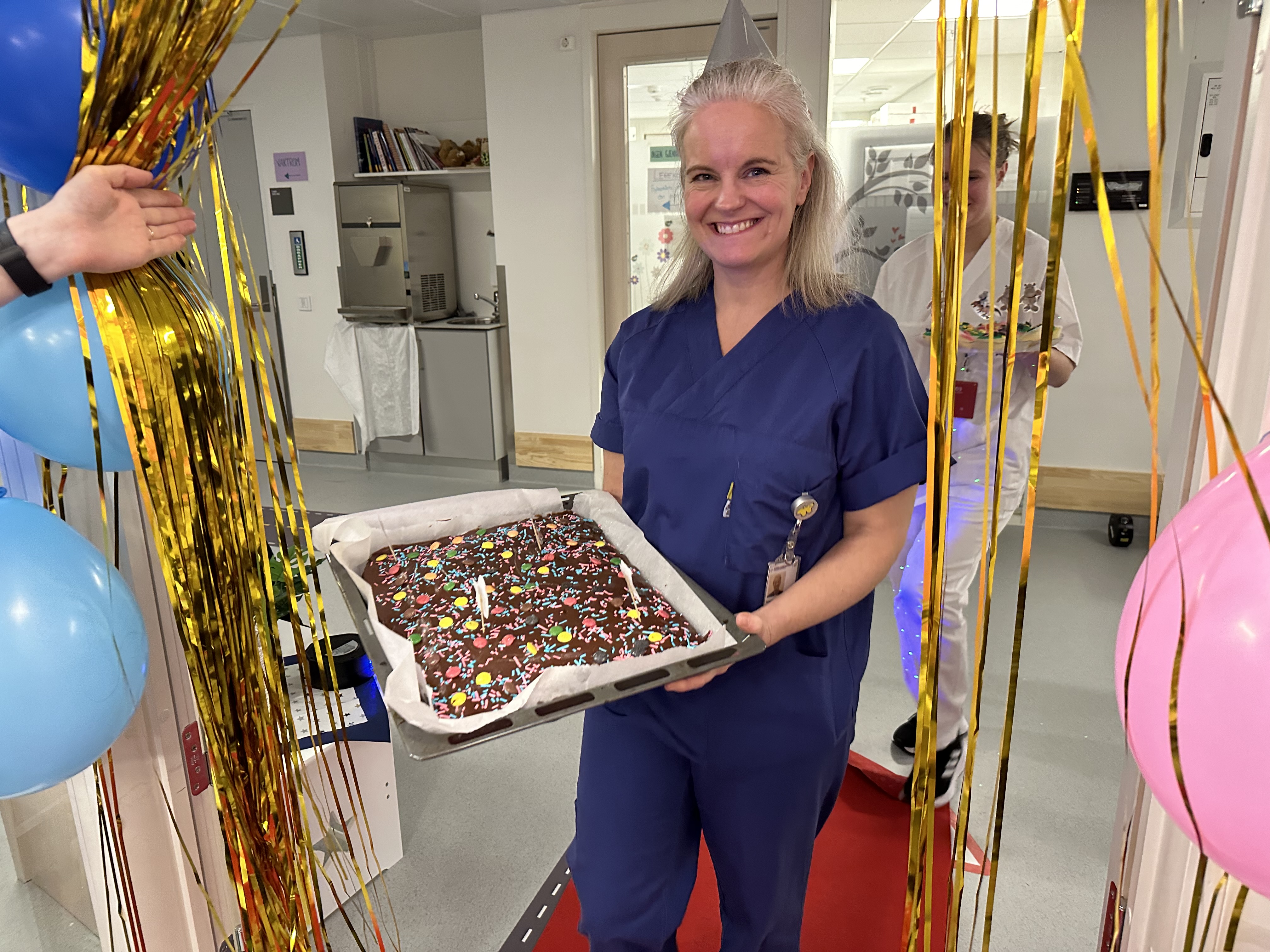 En person som holder en kake