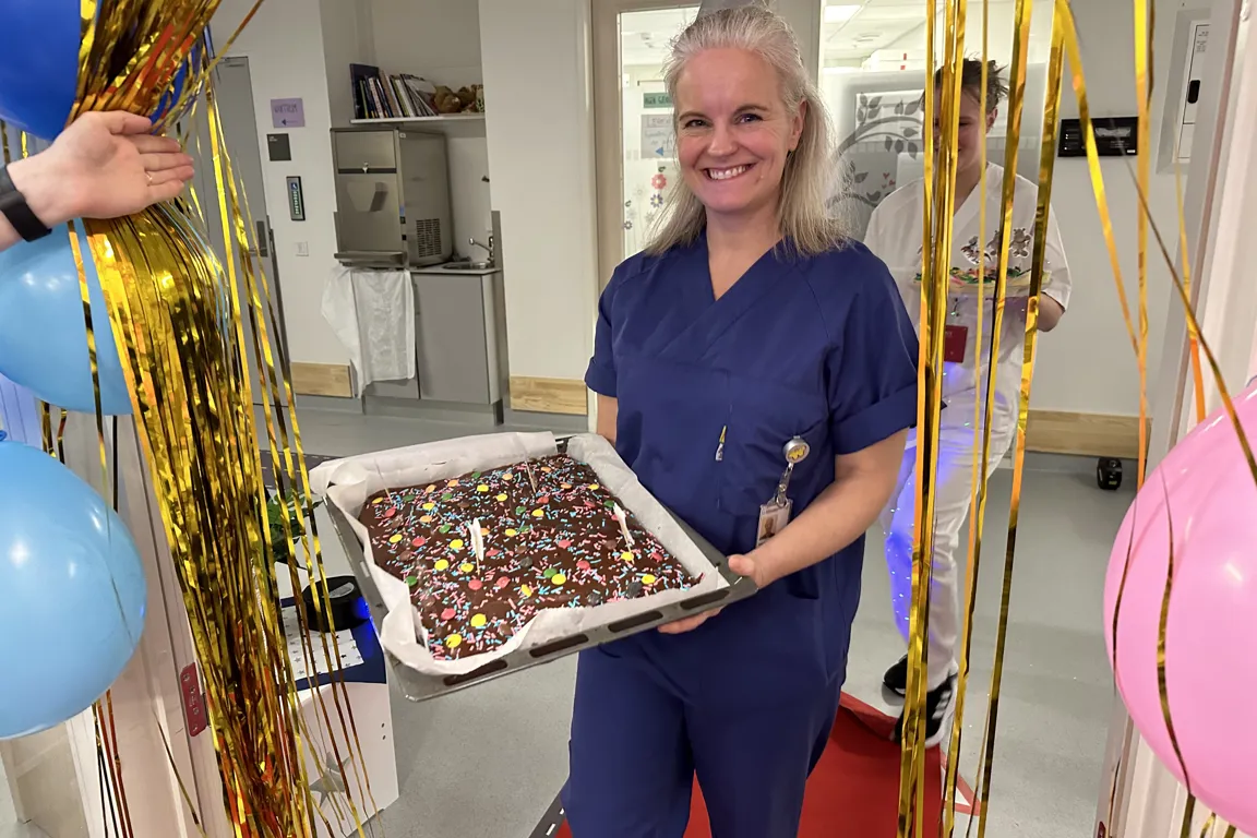 En person som holder en kake