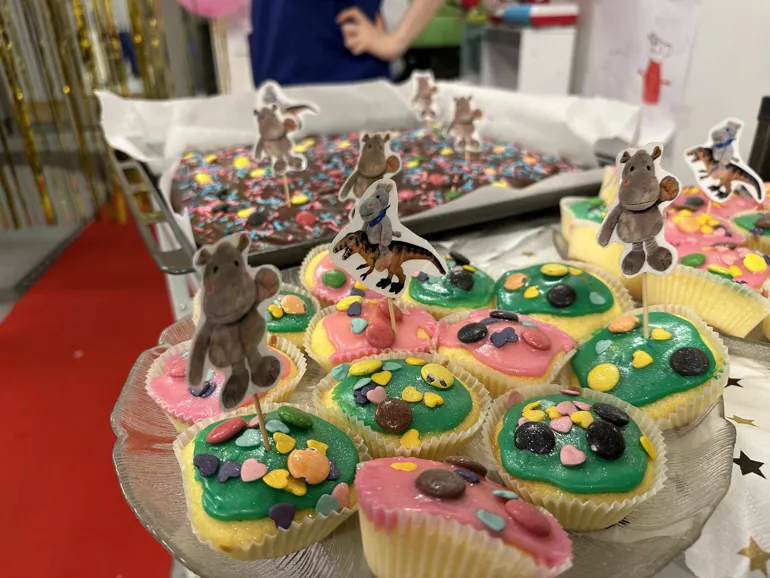 En kake med dekorasjoner