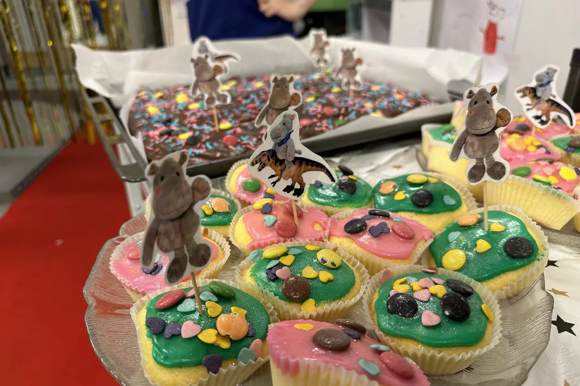 En kake med dekorasjoner