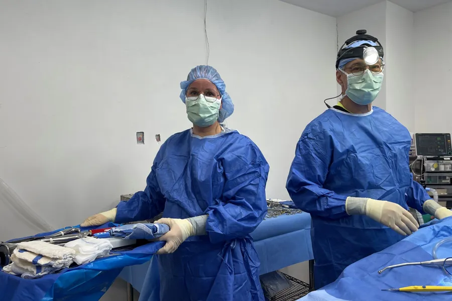 En gruppe kirurger som utfører kirurgi