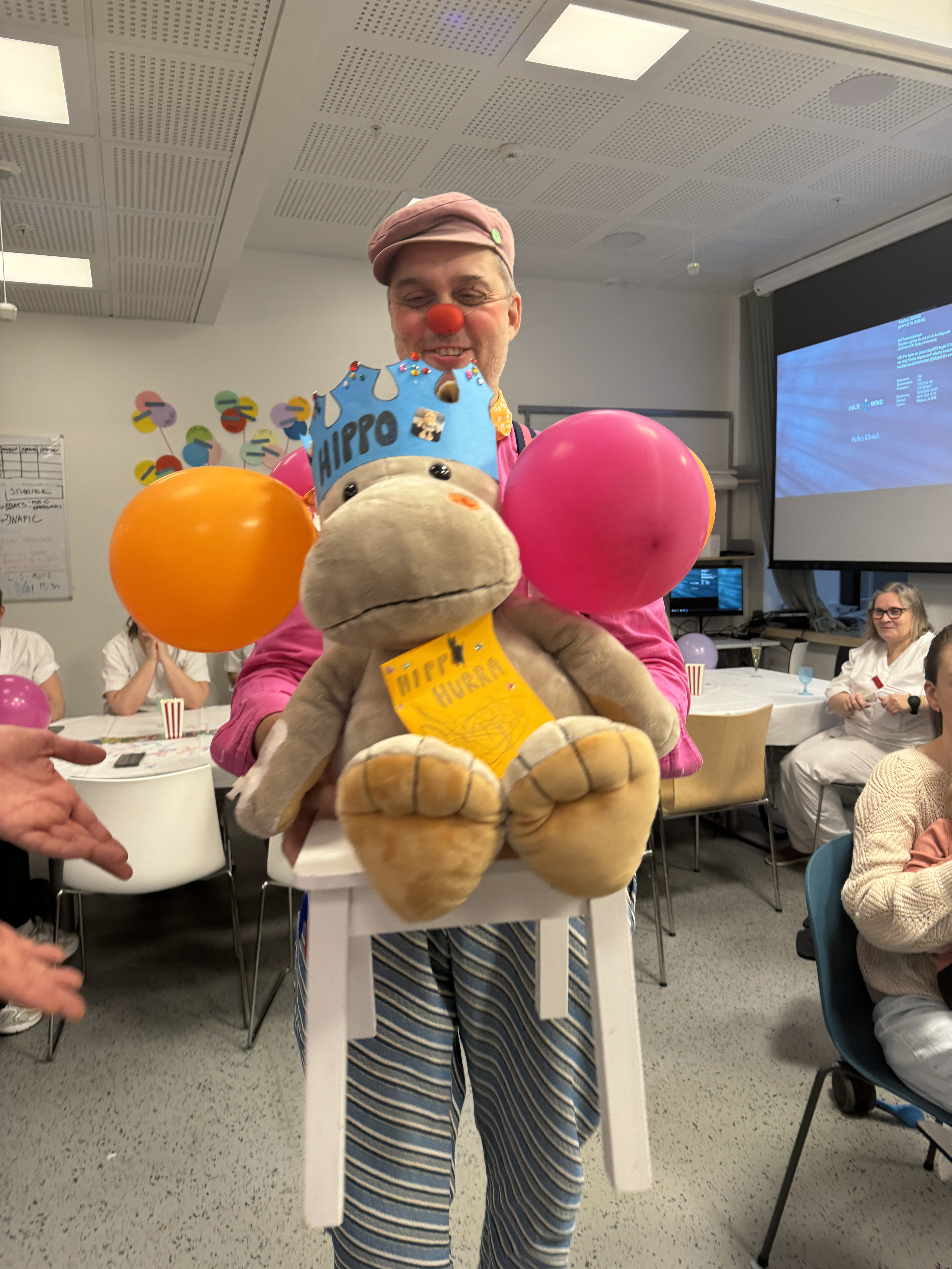 Mann som er kledd som klovn