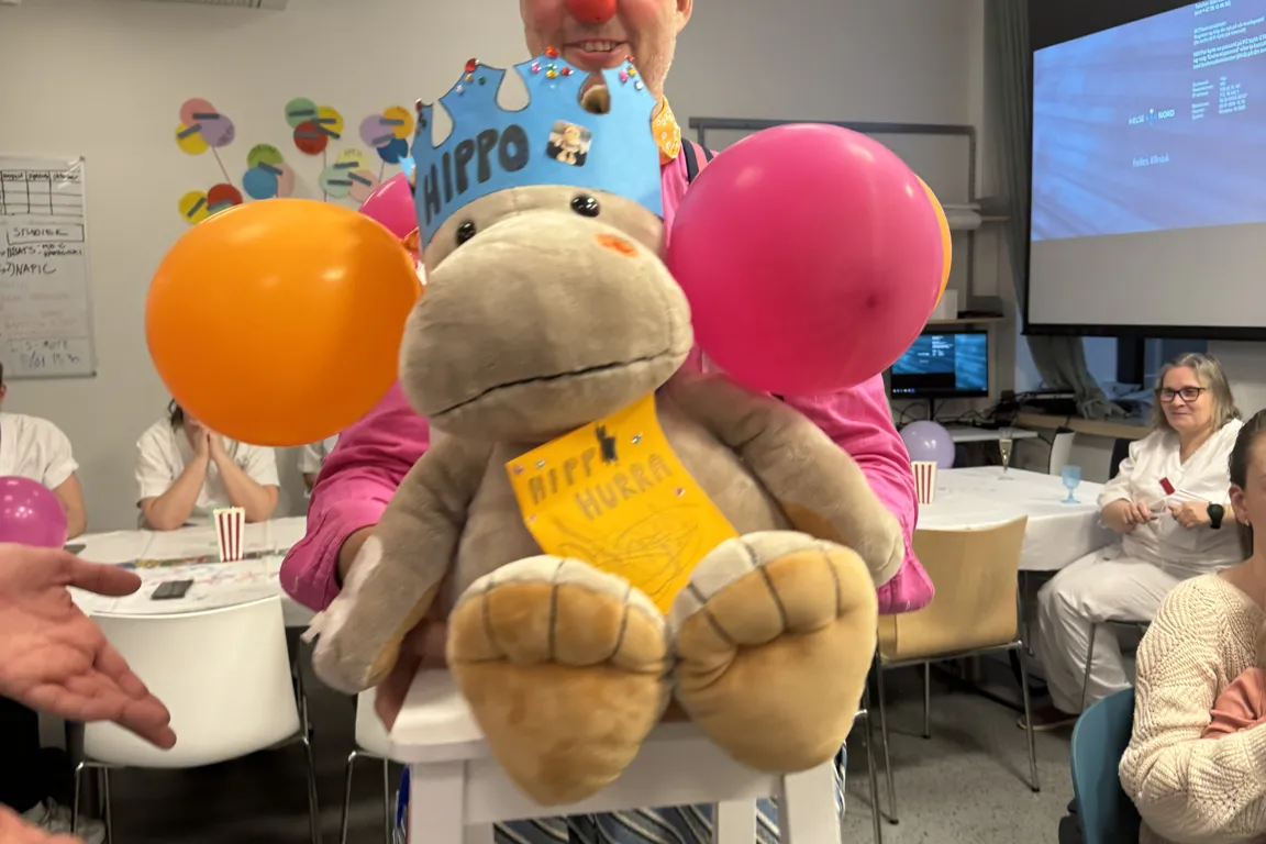 Mann som er kledd som klovn