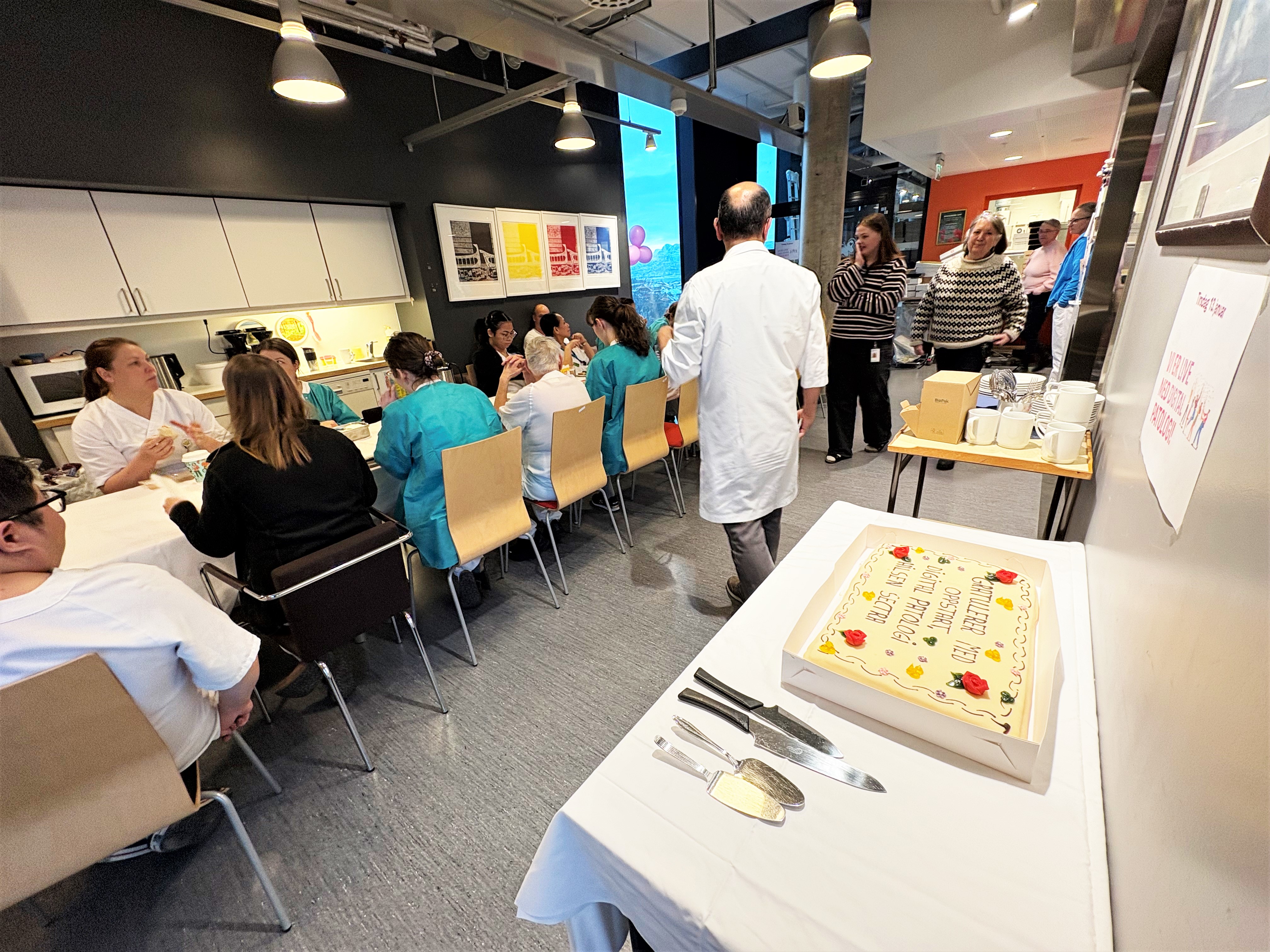 En gruppe mennesker i et rom