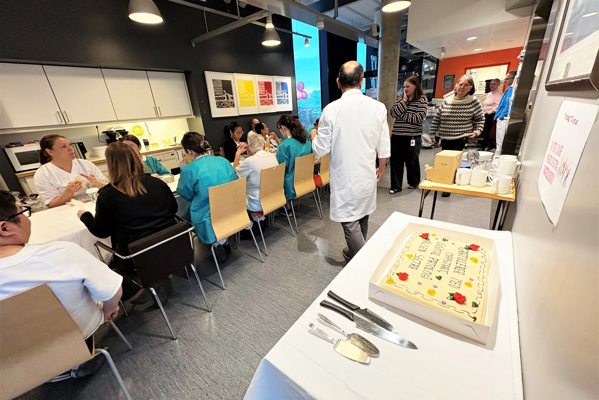 En gruppe mennesker i et rom