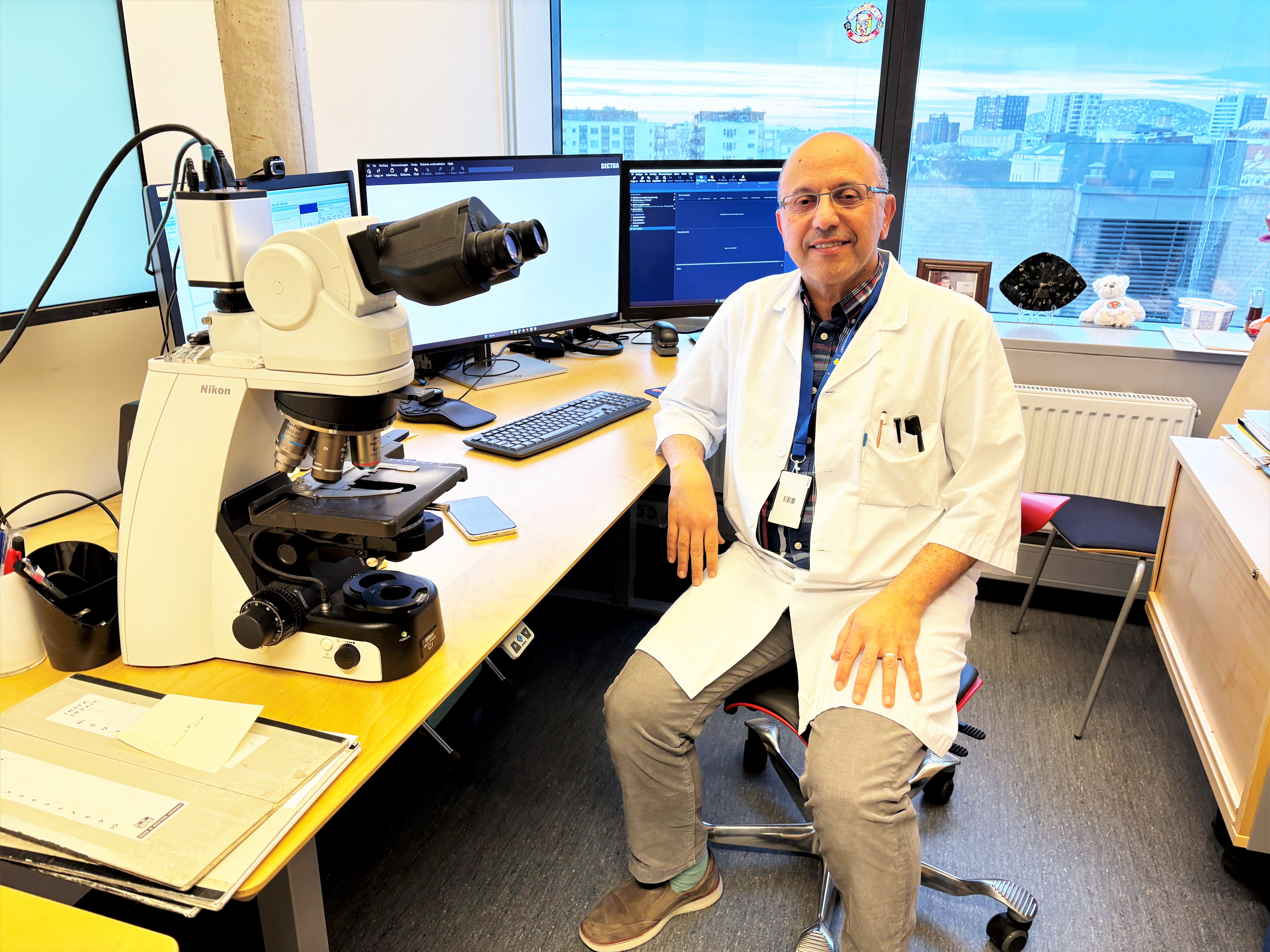 En mann som sitter i en stol foran et stort vindu