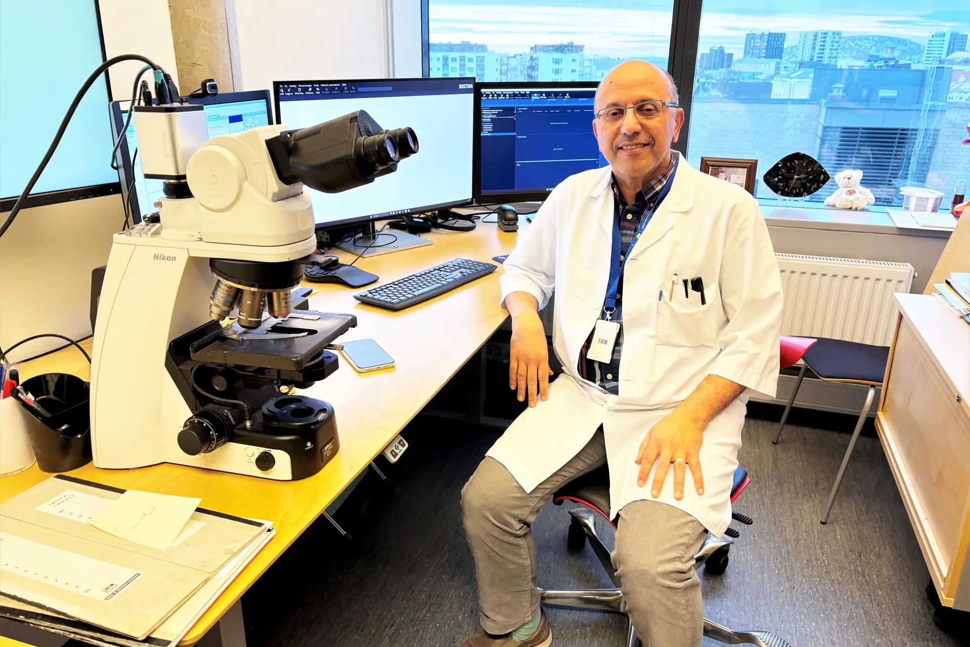 En mann som sitter i en stol foran et stort vindu