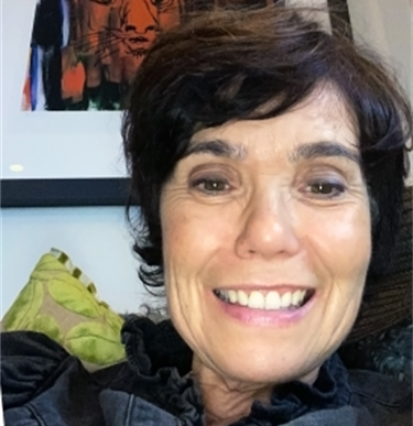 En person som smiler til kameraet