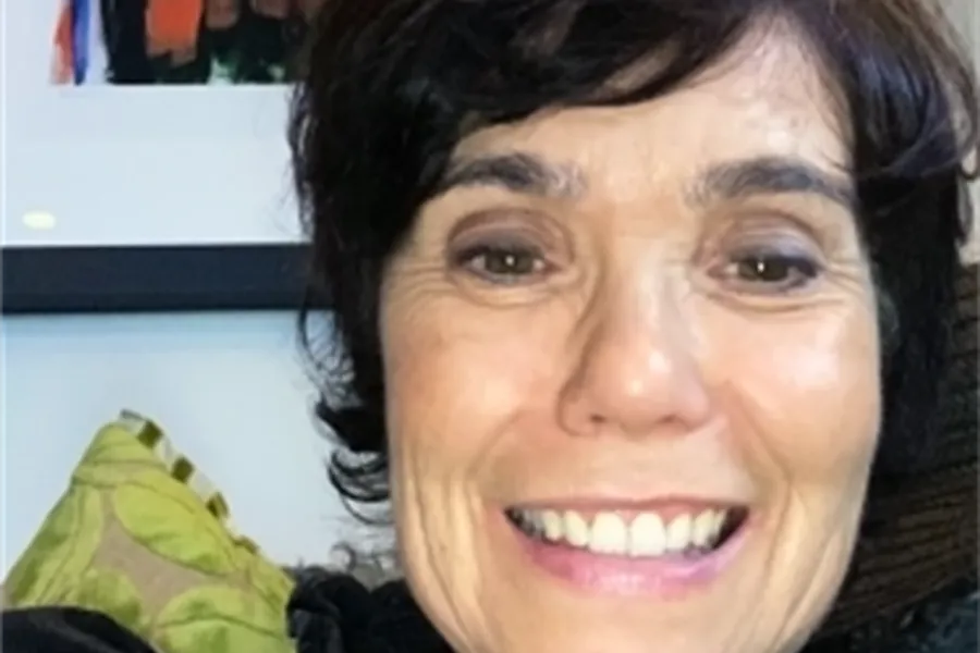 En person som smiler til kameraet