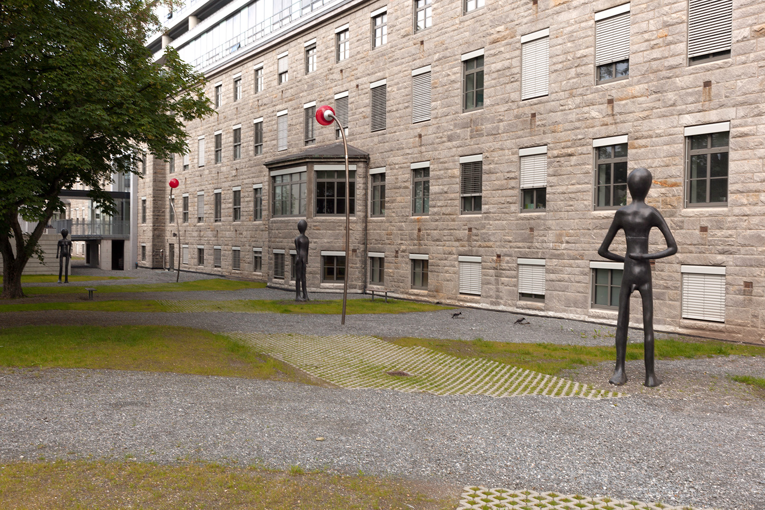 En statue foran en bygning