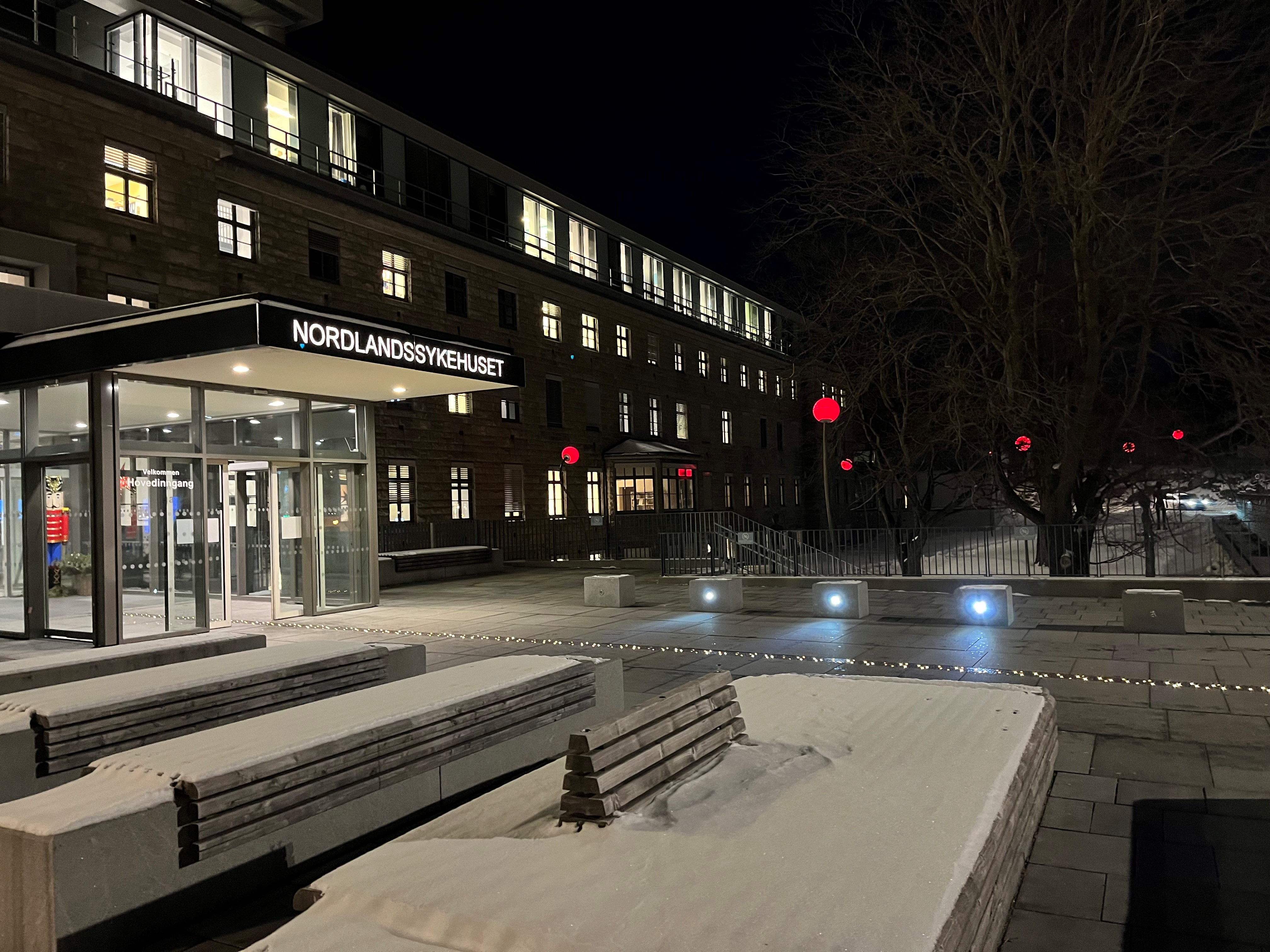 En bygning med park rundt