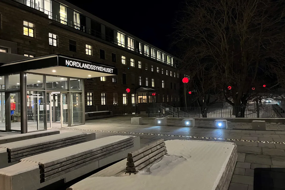 En bygning med park rundt