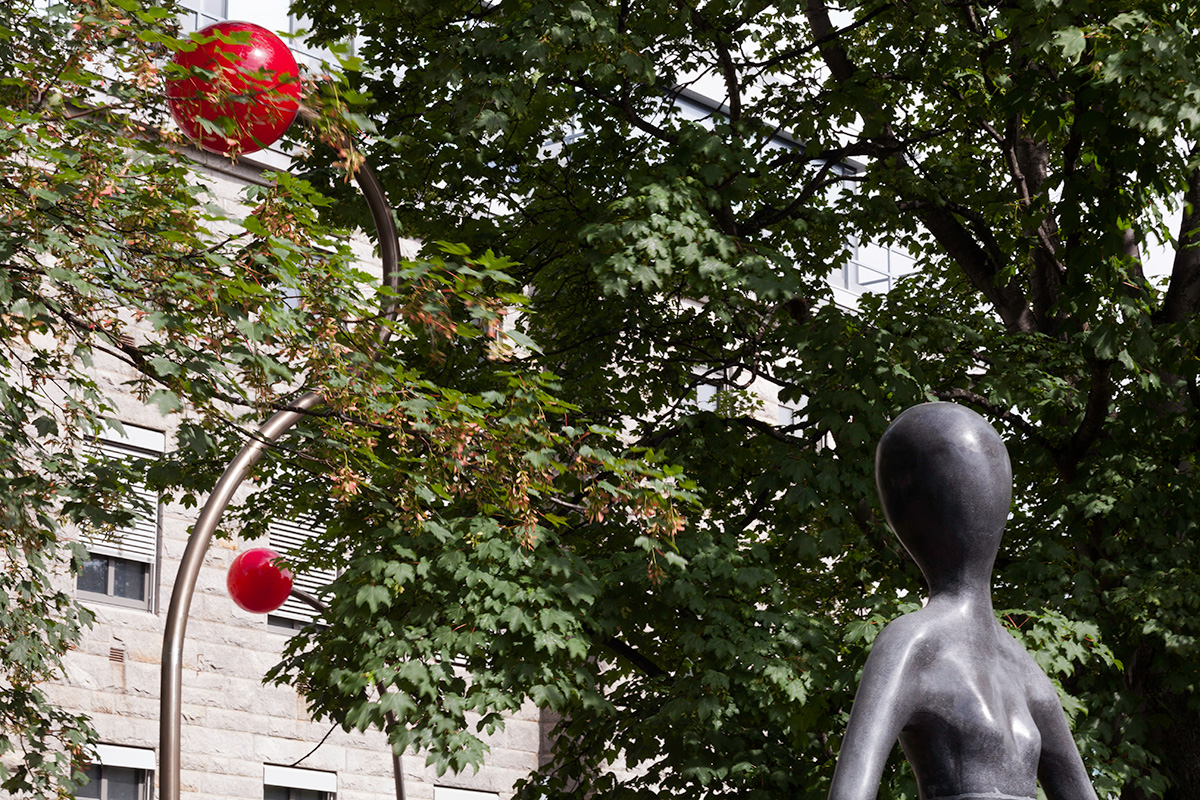 En statue av en person og rød lyskuppel