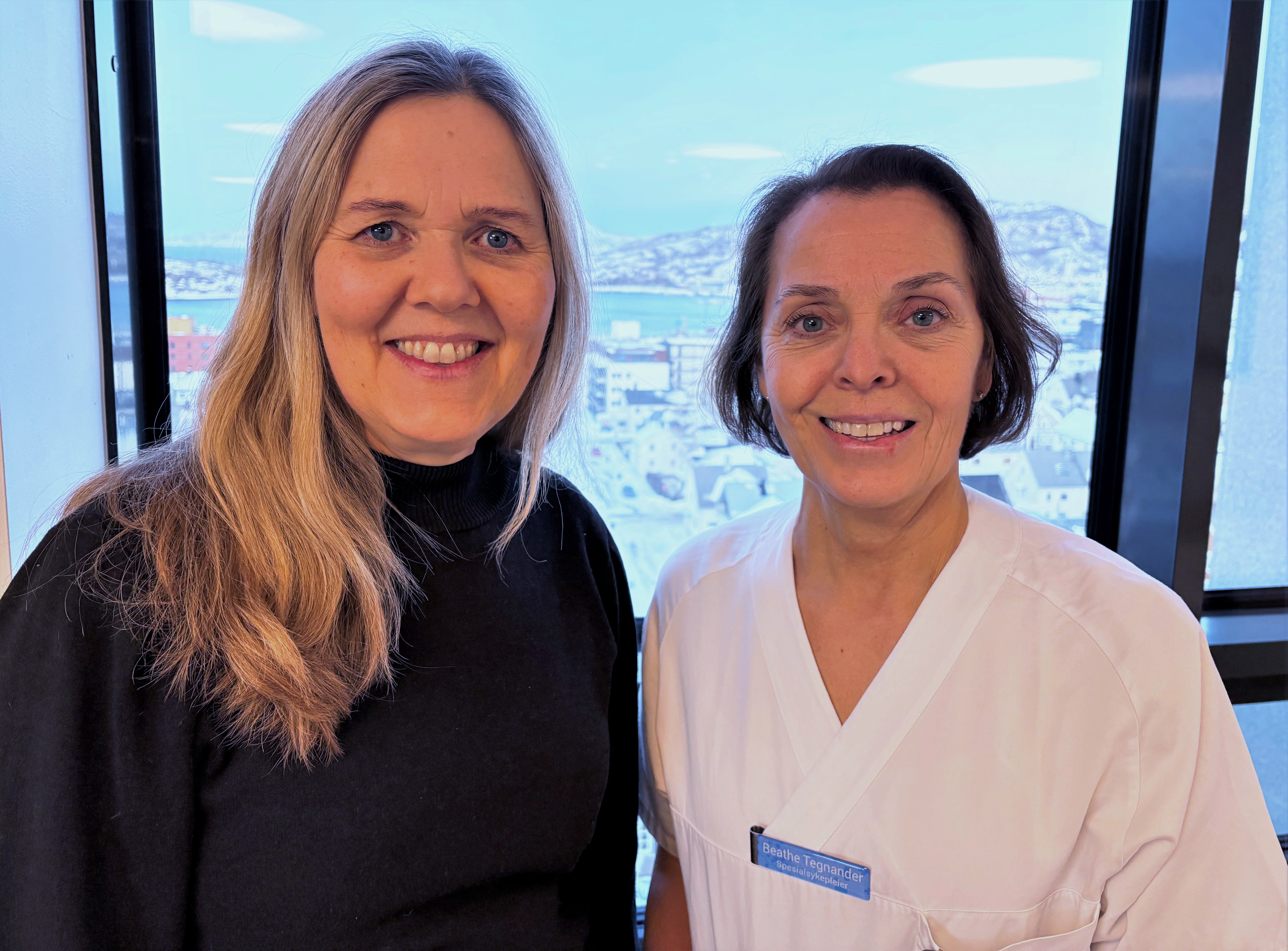 Et par kvinner som smiler