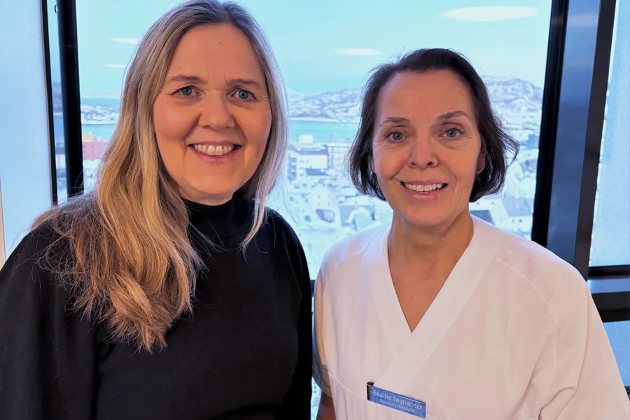 Et par kvinner som smiler