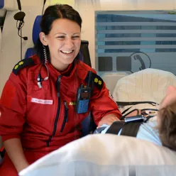 Dame i ambulanseklær inni ambulanse