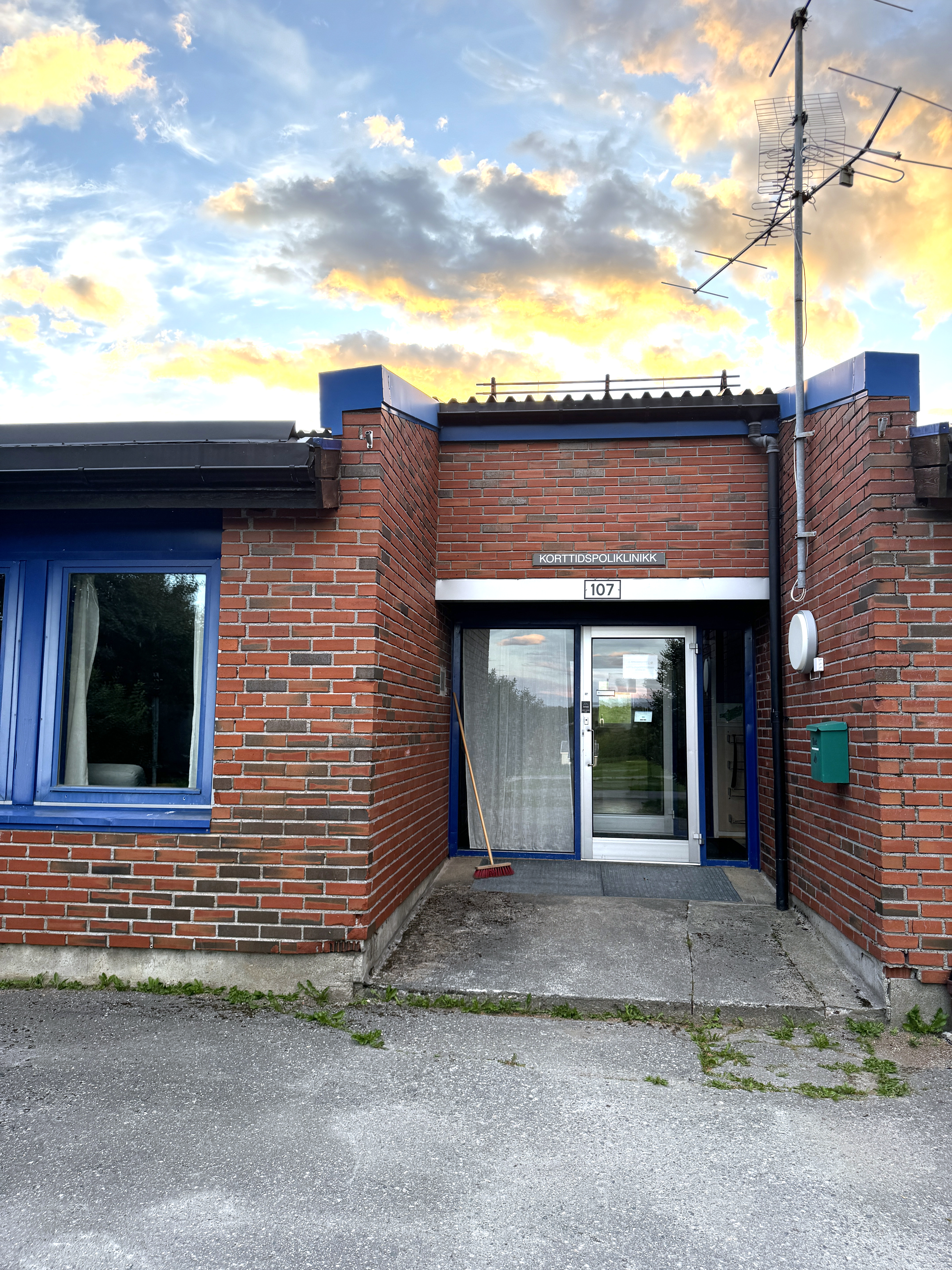 Rødt murhus med glassdør