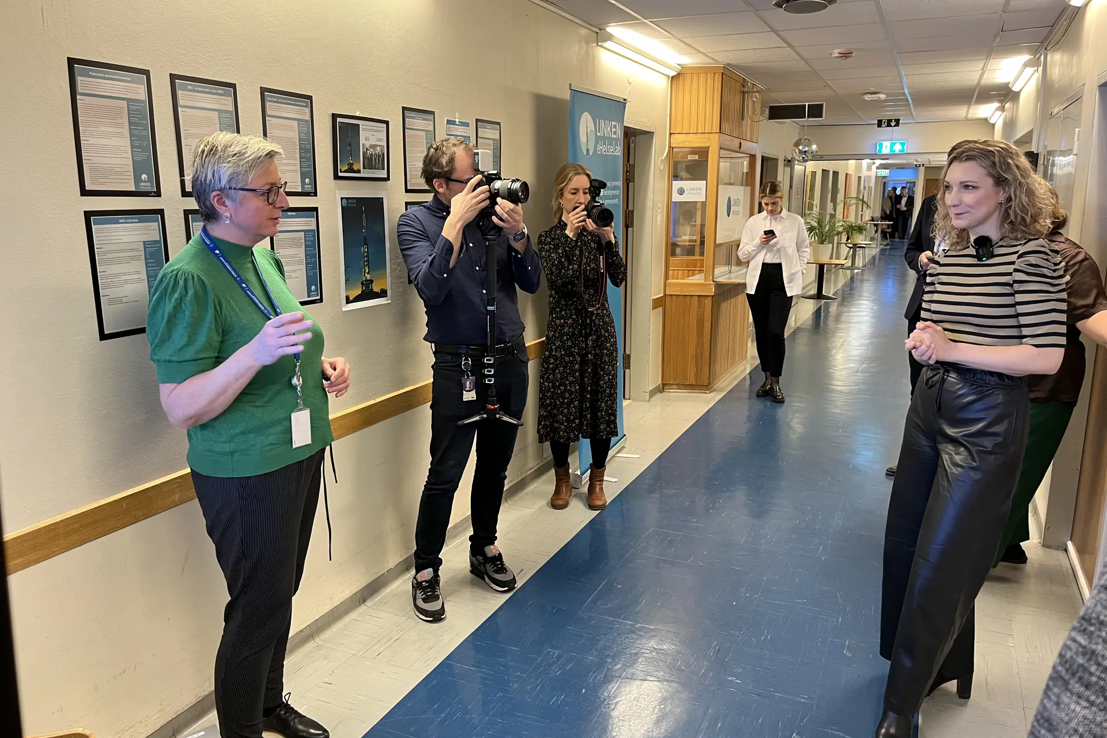 En gruppe mennesker som tar bilder i et museum