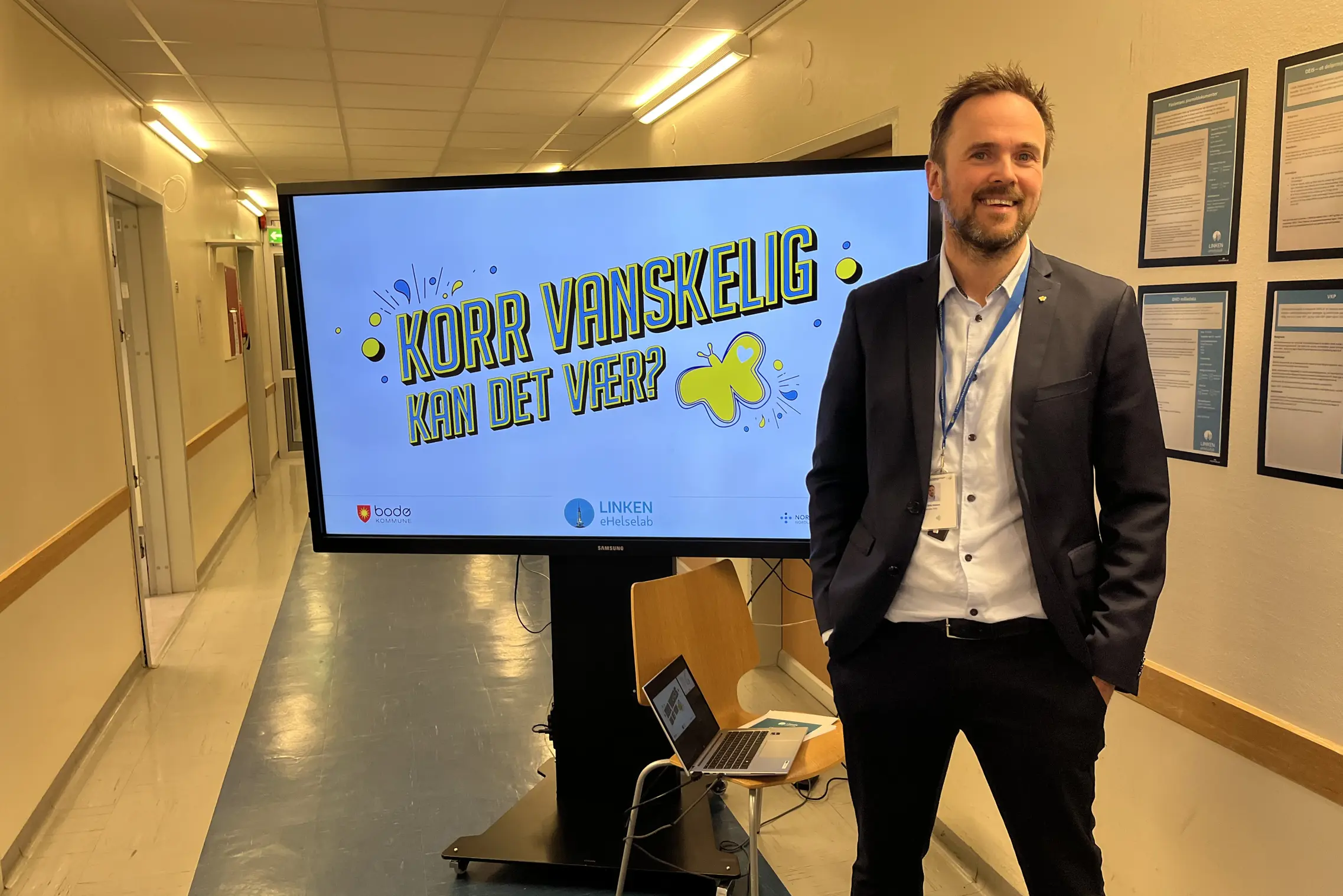 En mann som står foran en stor skjerm