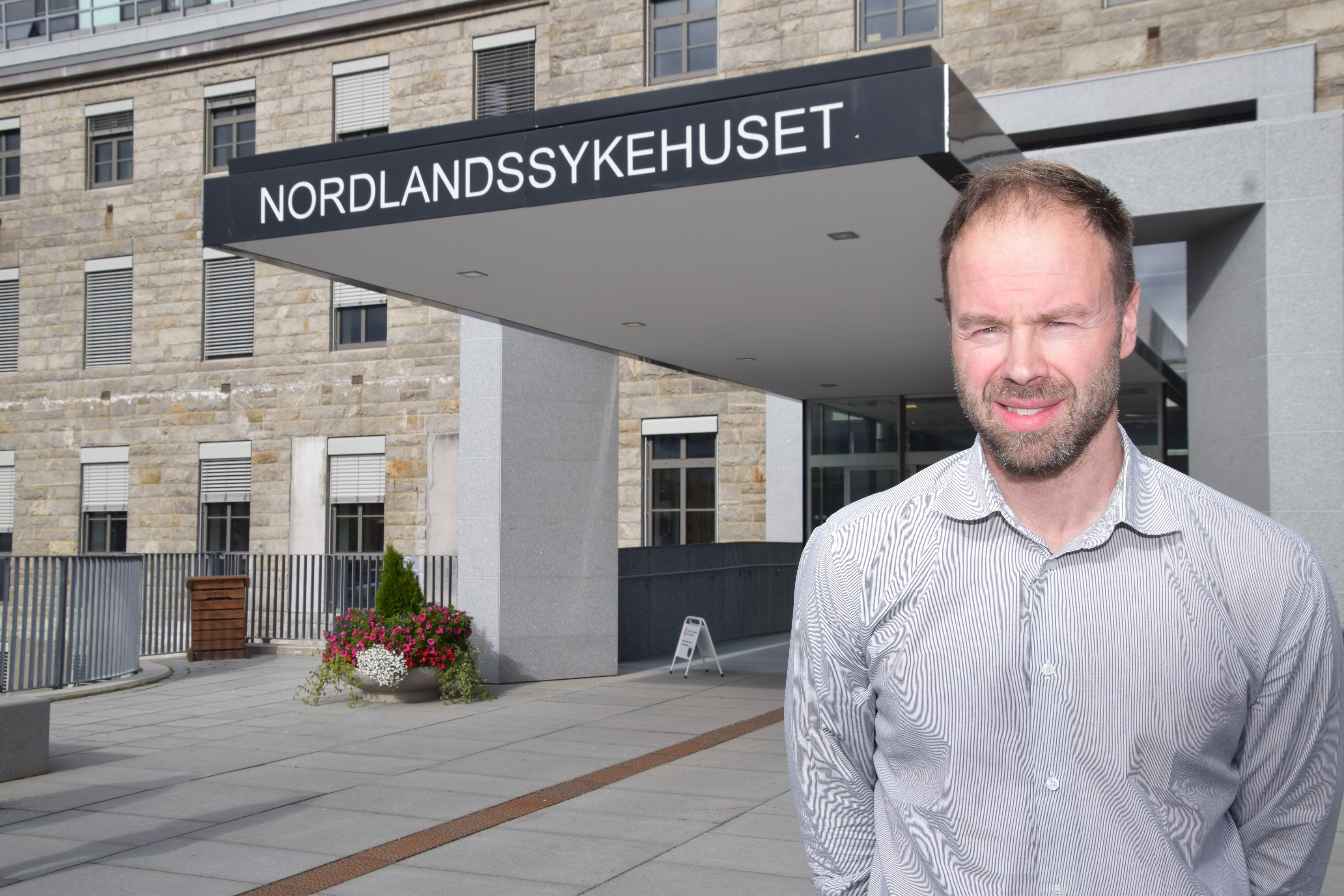 Mann som smiler til kamera