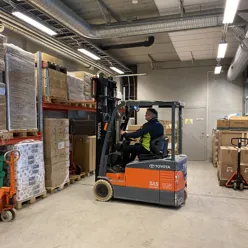 En person på en truck i et lager