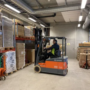 En person på en truck i et lager