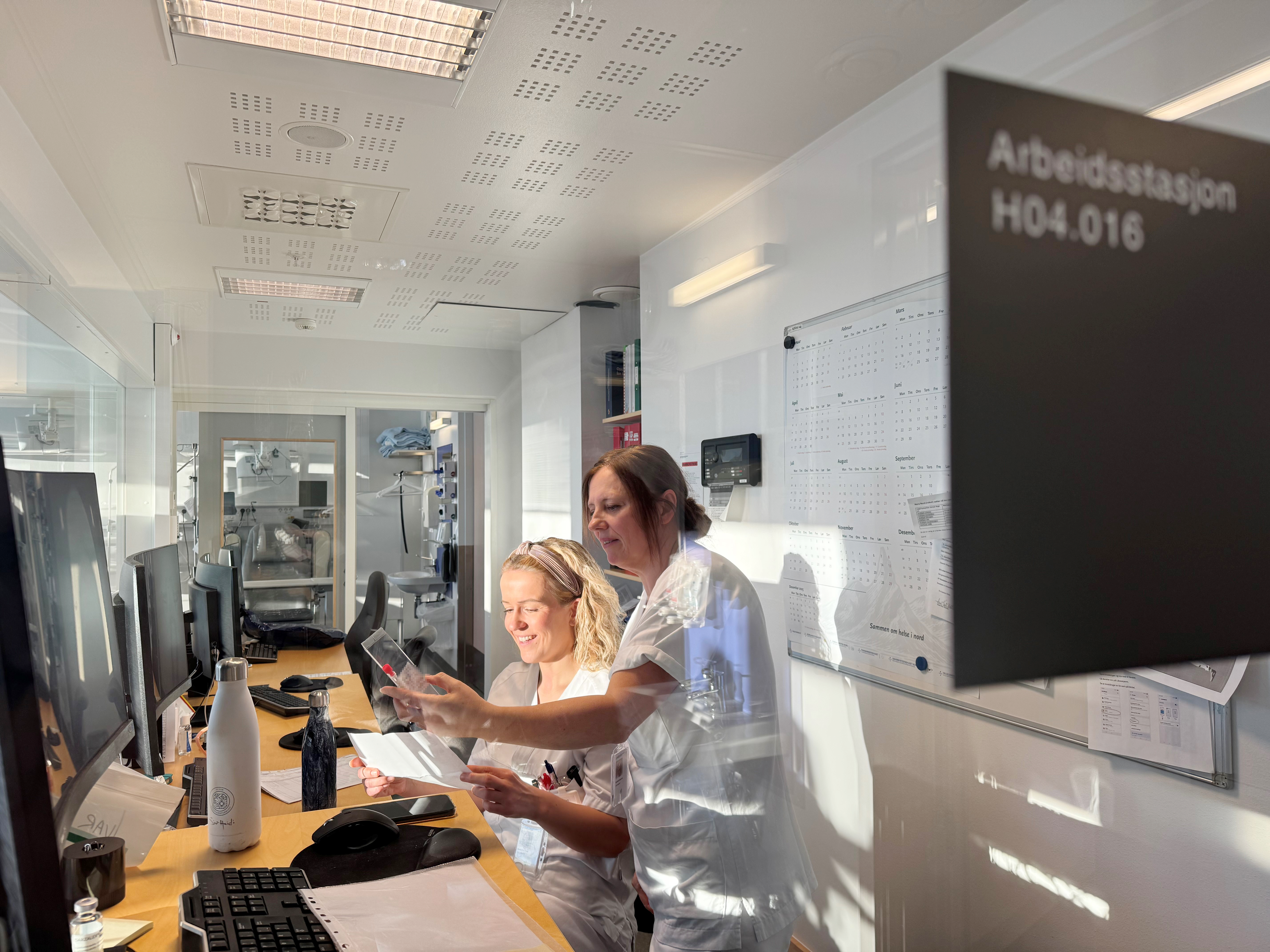 To damer bak en glassvegg