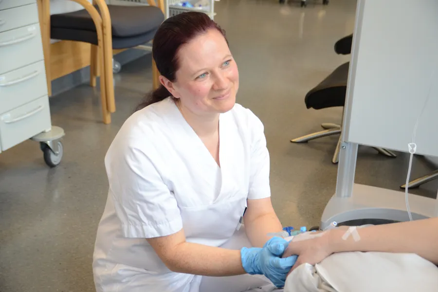 Dame i hvitt med pasient