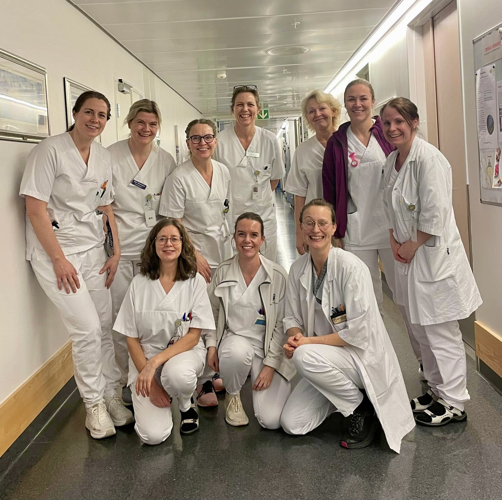 En gruppe mennesker som poserer for et bilde