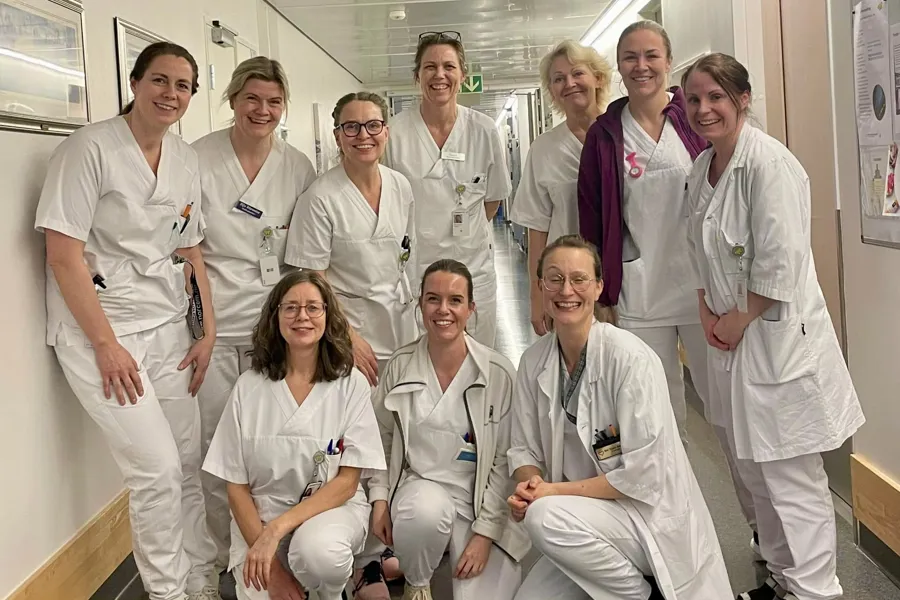 En gruppe mennesker som poserer for et bilde