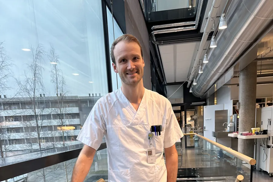 Mann som står i en trapp og smiler