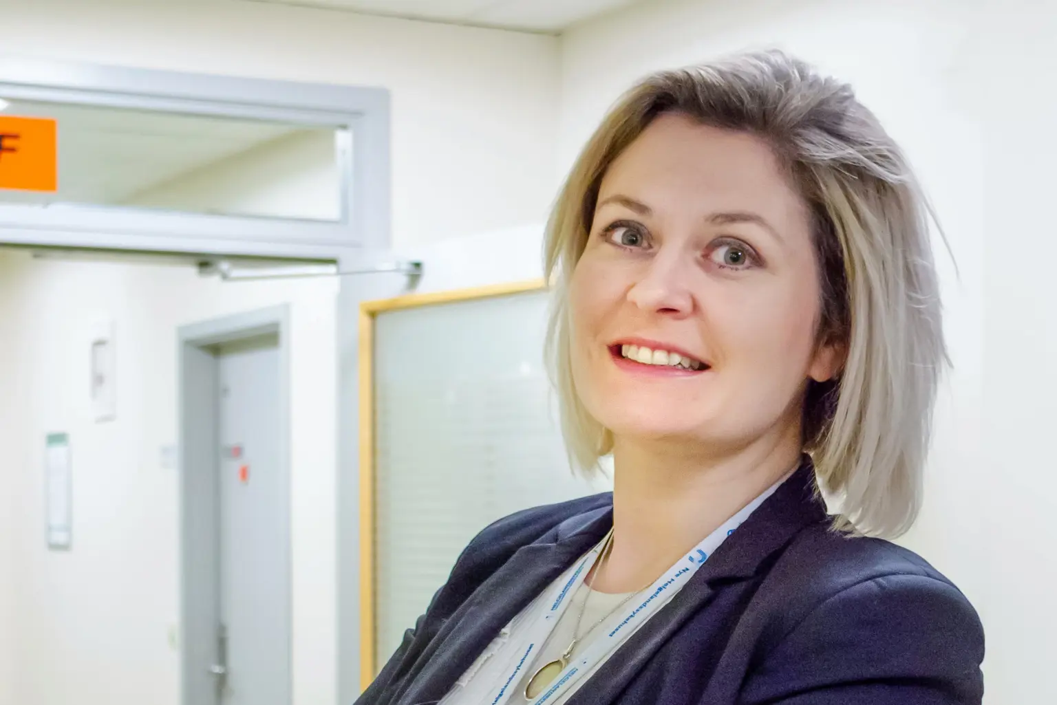 En person med armene i kryss