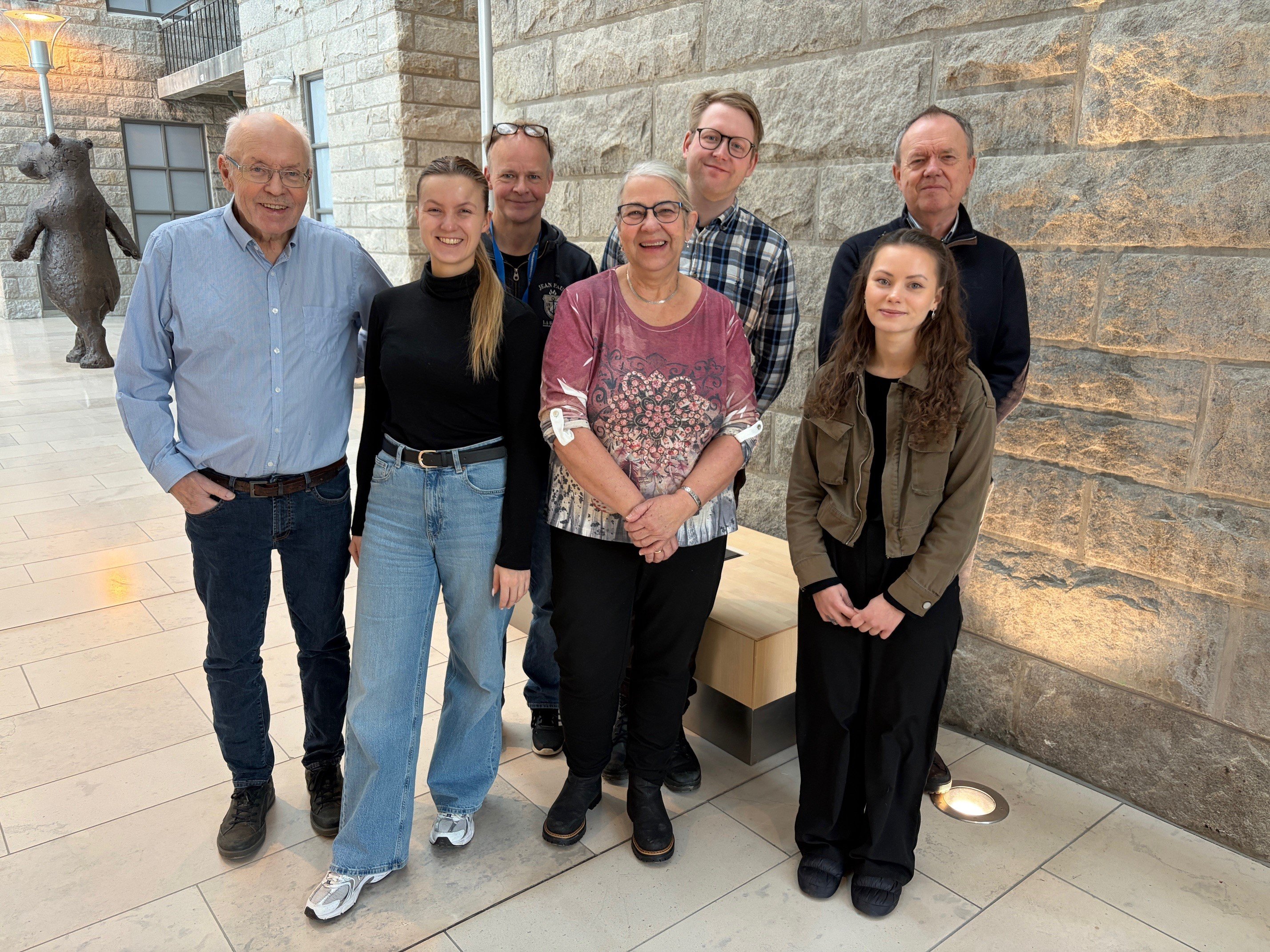 En gruppe mennesker som poserer for et bilde