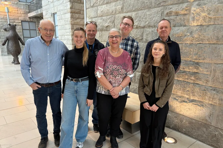 En gruppe mennesker som poserer for et bilde