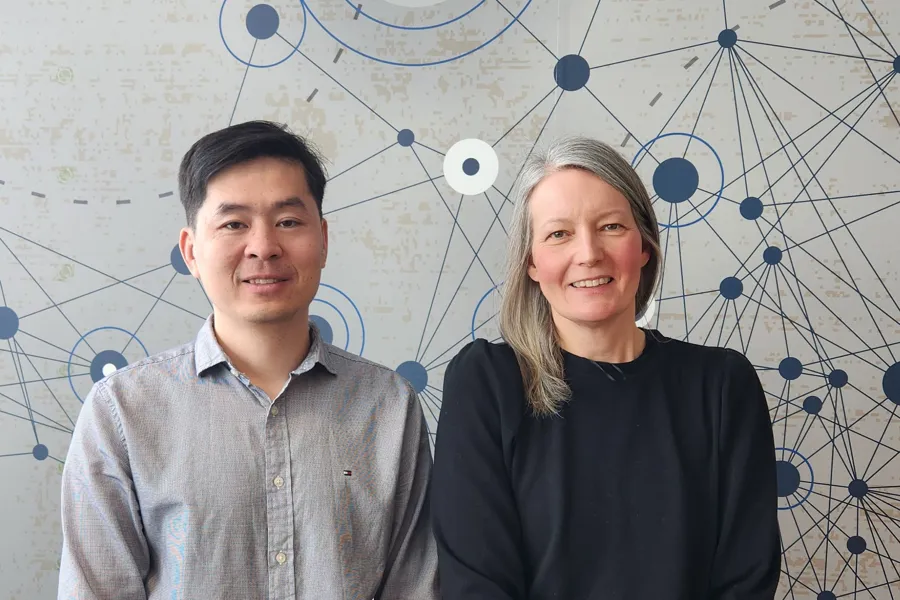 En mann og kvinne som smiler