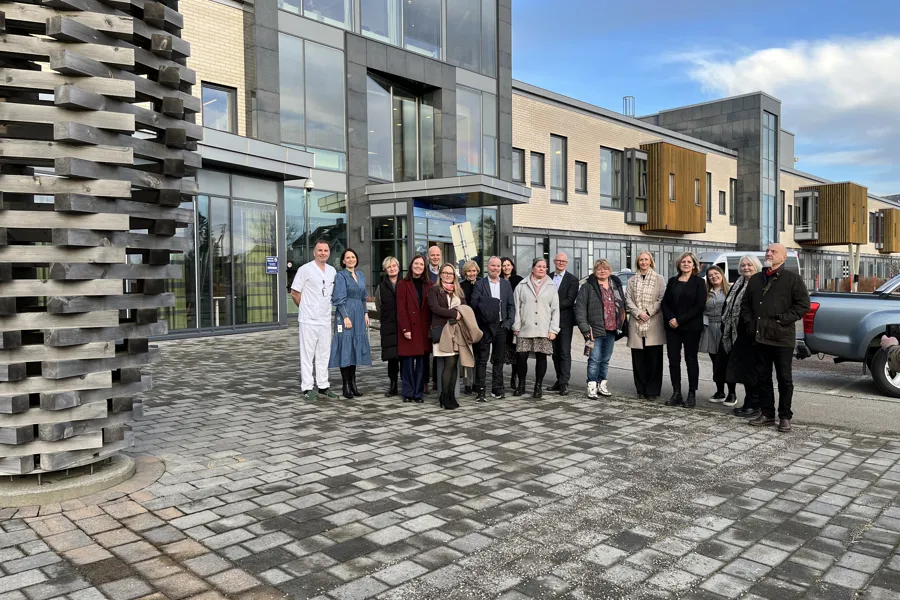 Gruppe mennesker samlet ute