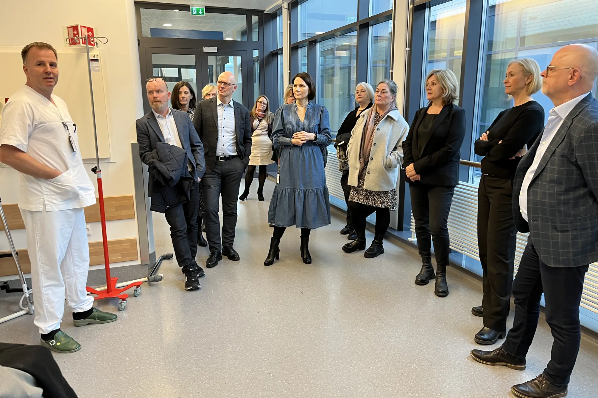 En gruppe mennesker som står i et rom