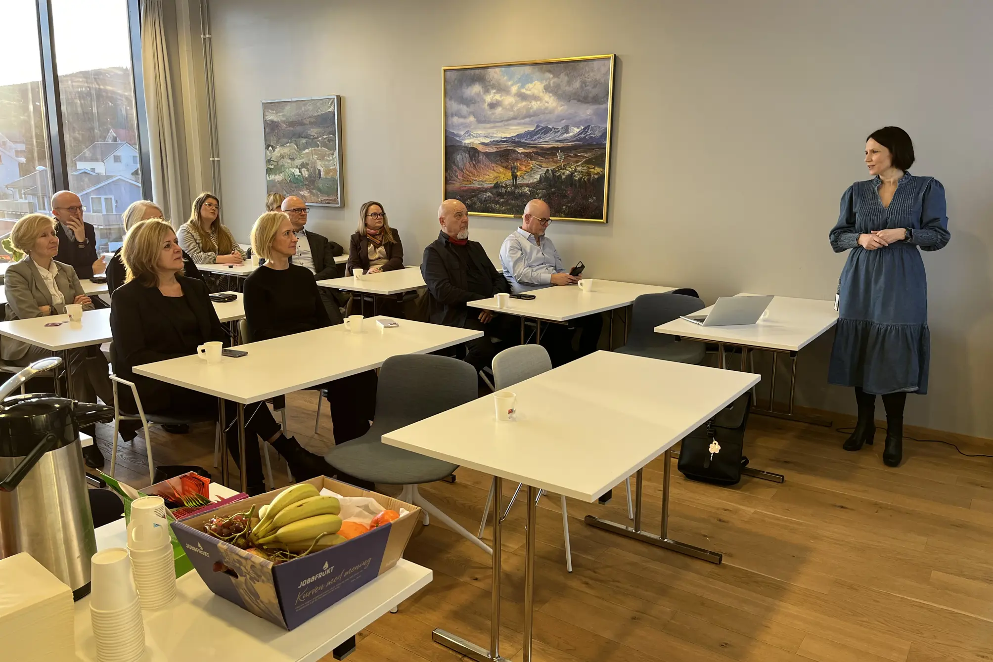 En gruppe mennesker som sitter ved bord