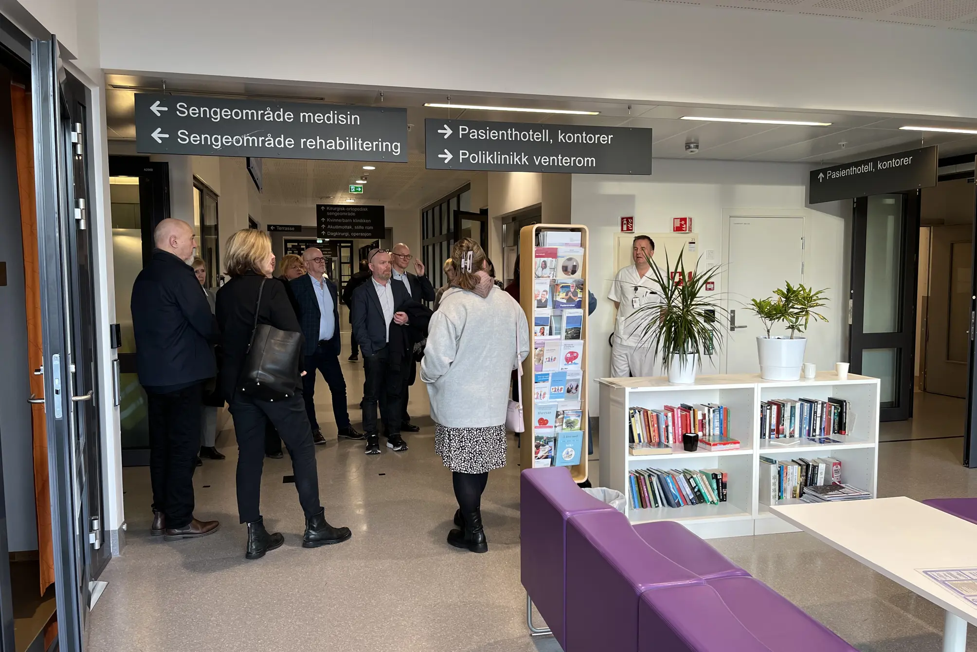 En gruppe personer i en sykehusgang