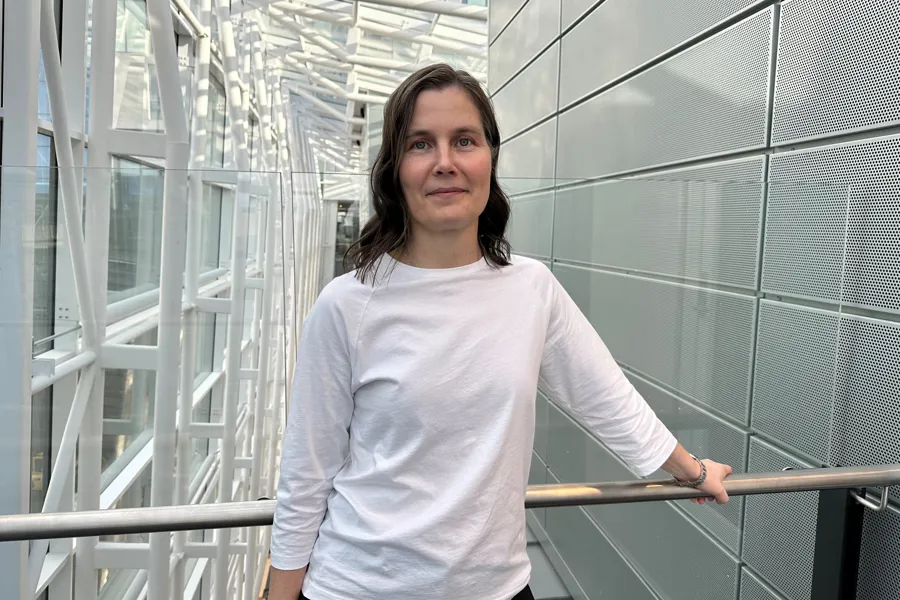 En person som står foran et metallrekkverk