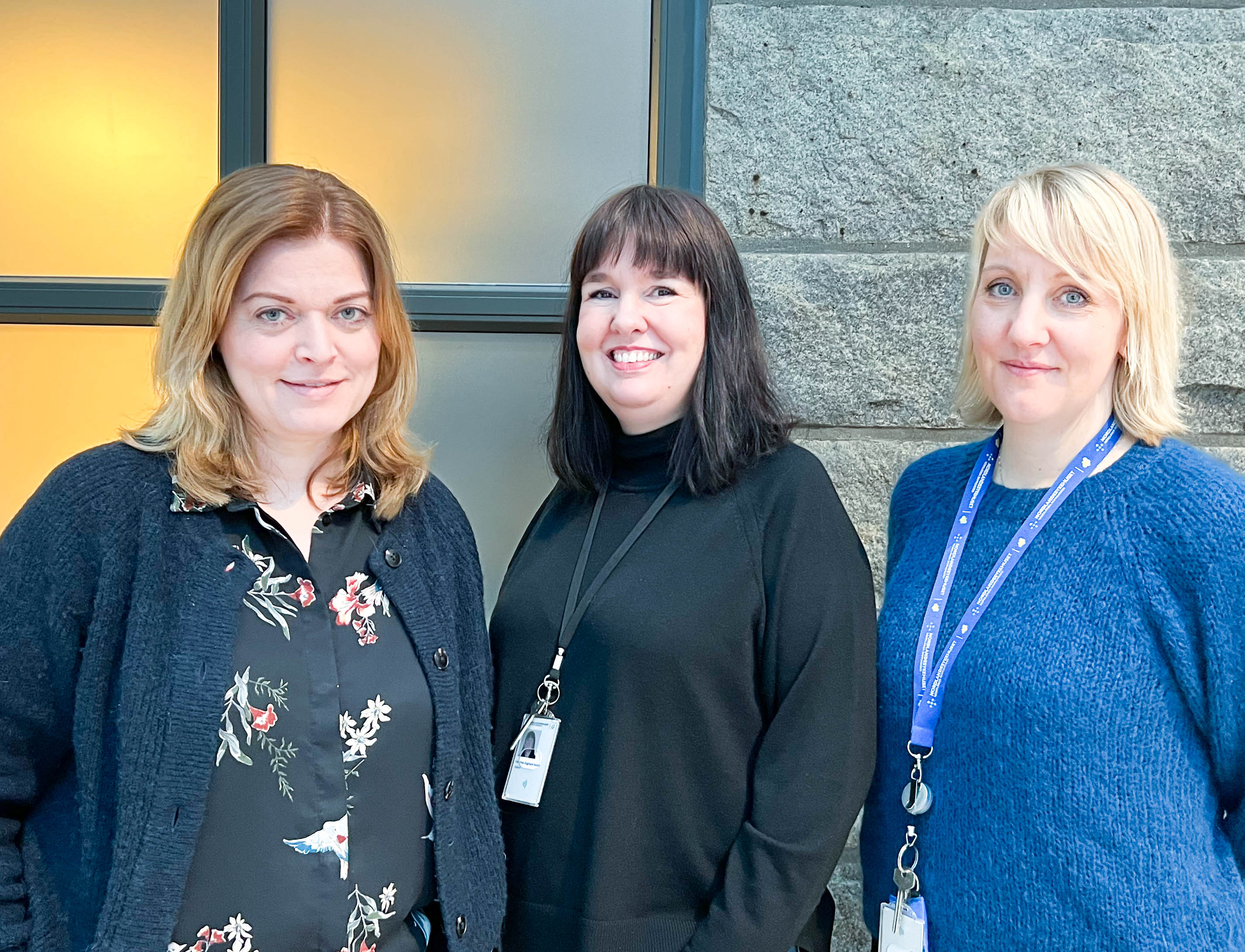 En gruppe kvinner som smiler